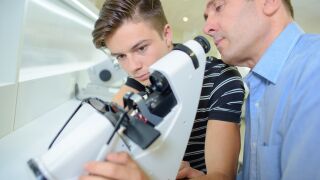 Ausbildung in einem Augenoptikbetrieb