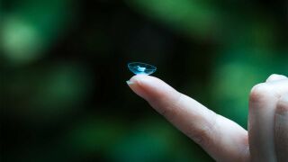 Kontaktlinse auf einem Finger