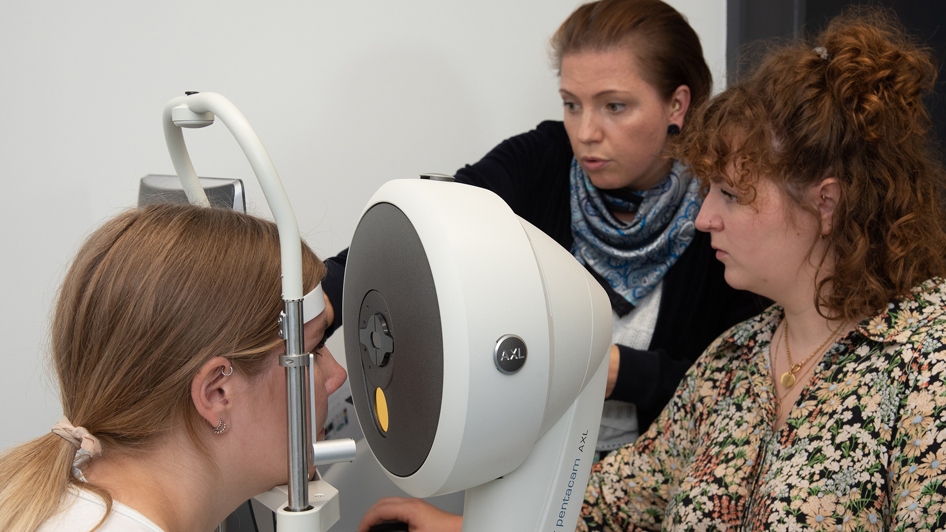 Frau vor optometrischem Instrument