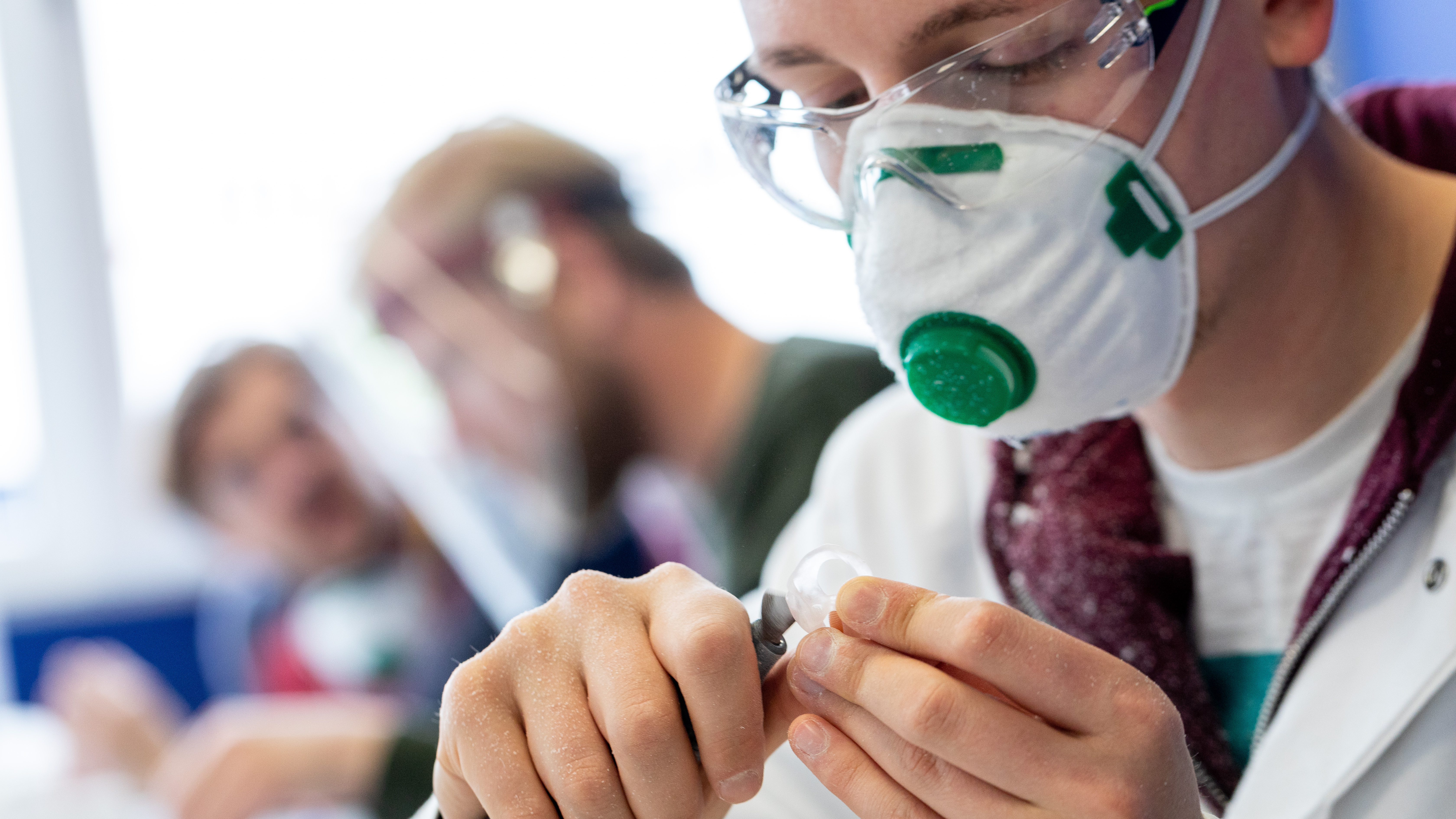 Schüler bei handwerklicher Tätigkeit