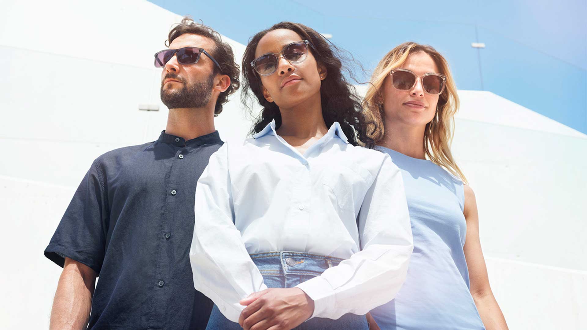 2 Frauen, 1 Mann mit Sonnenbrillen