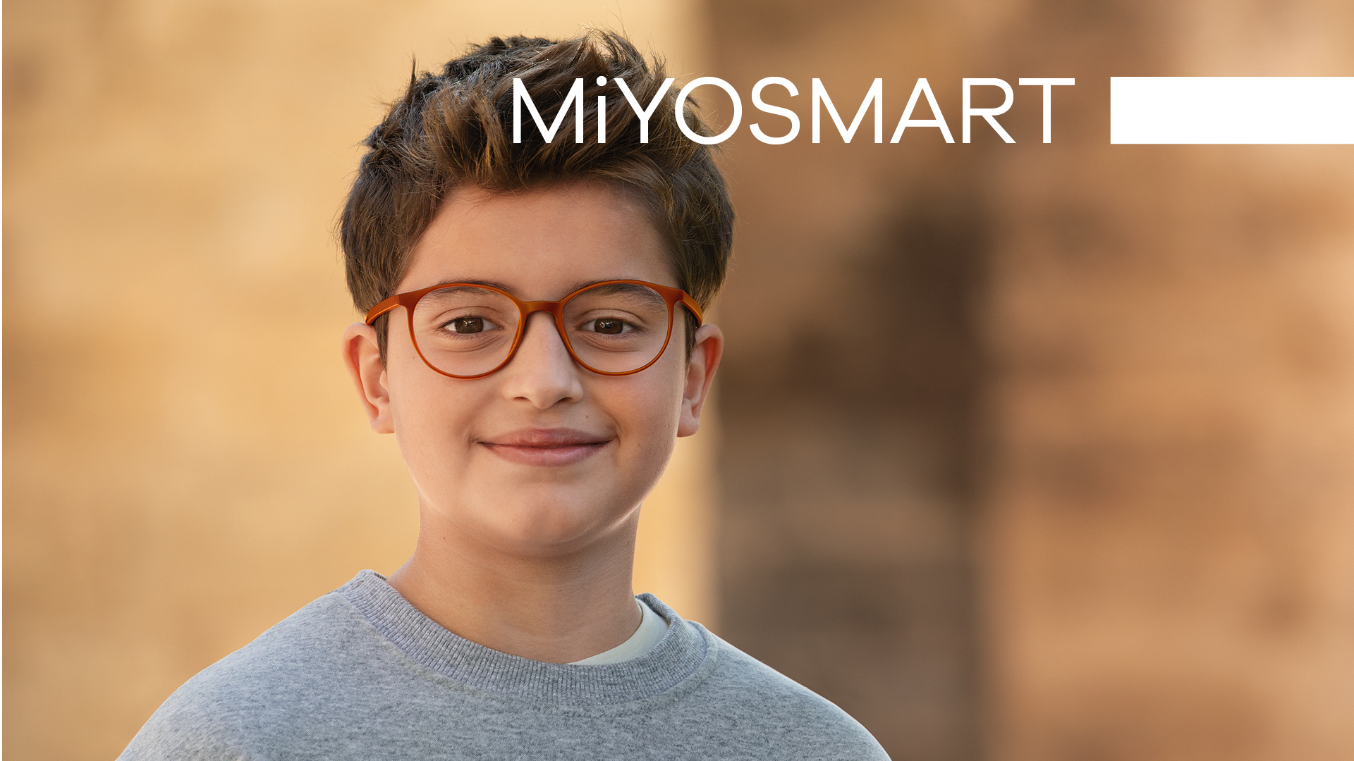Junge mit Brille