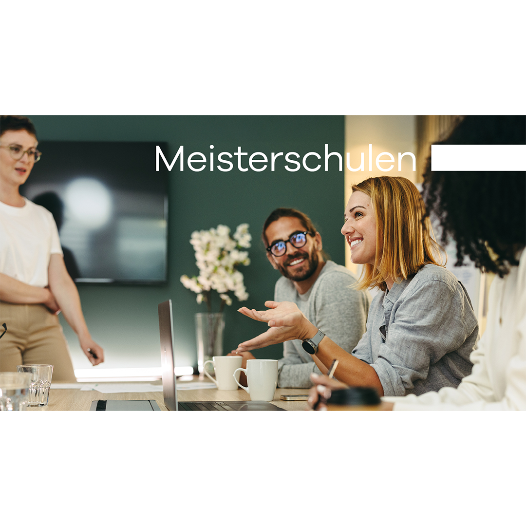 mehrere Personen am Tisch