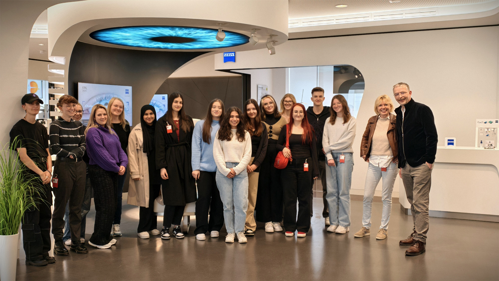Studierende bei Zeiss