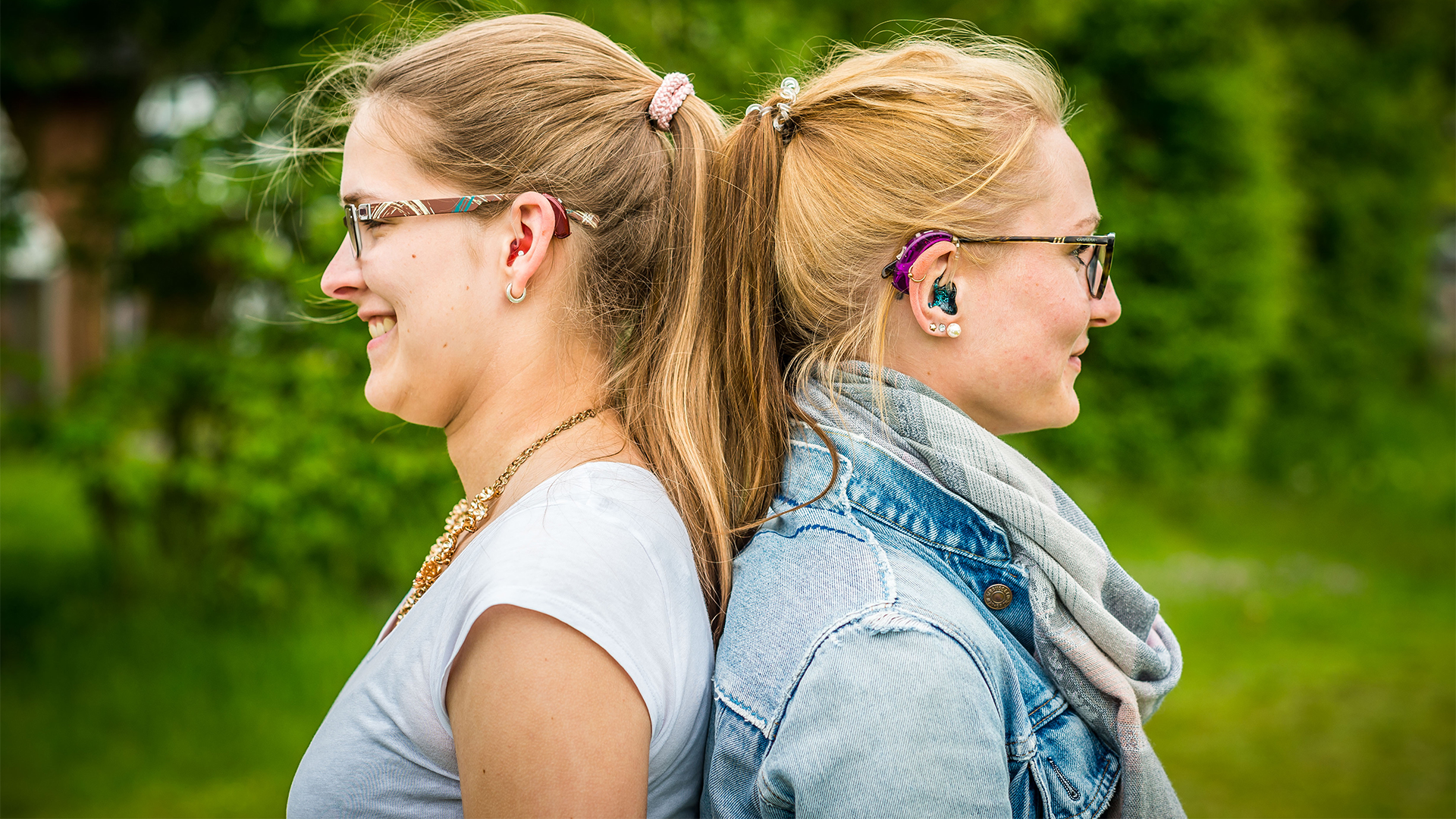 zwei Frauen mit Hörgeräten