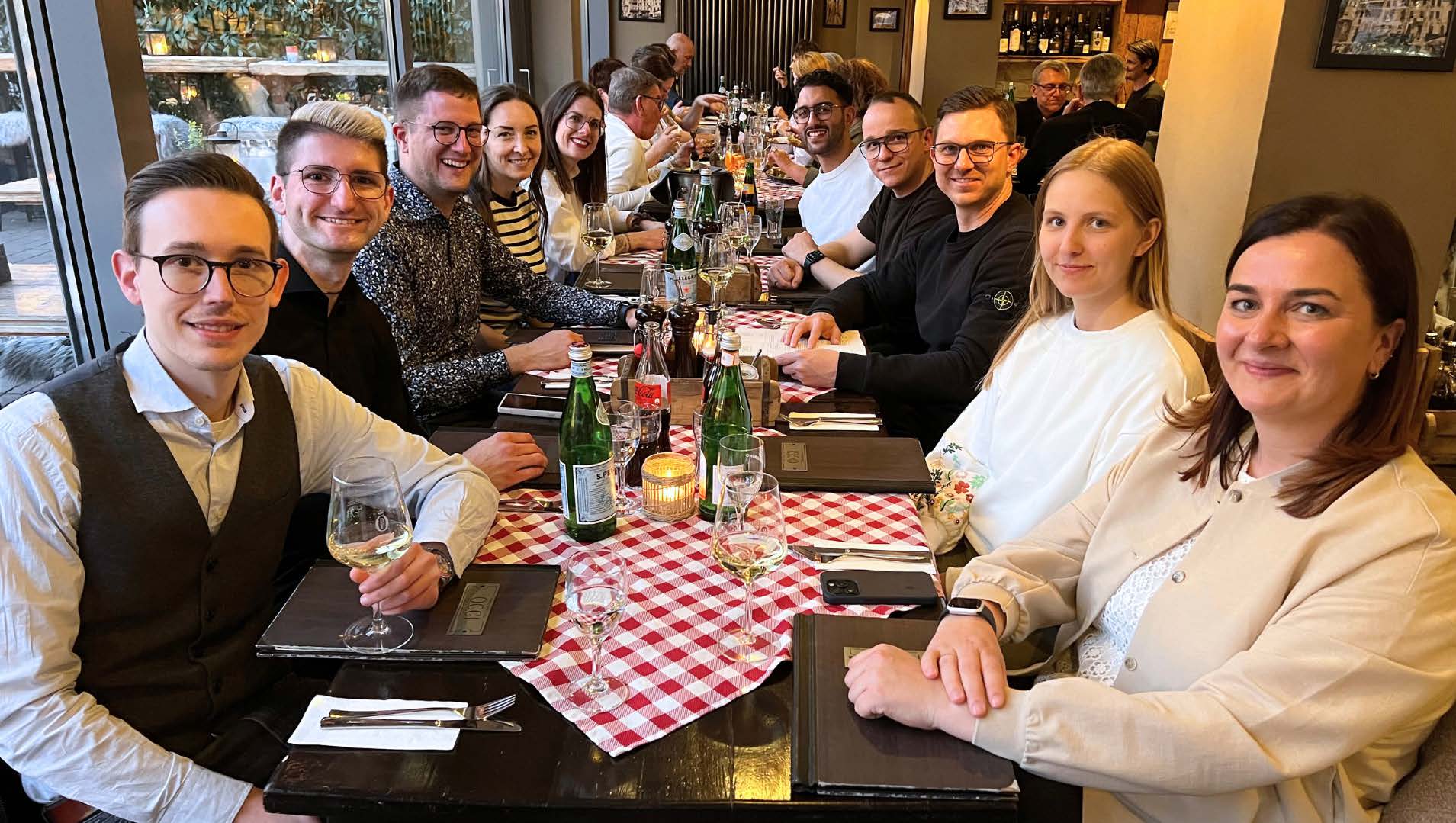 Gruppenbild beim Abendessen
