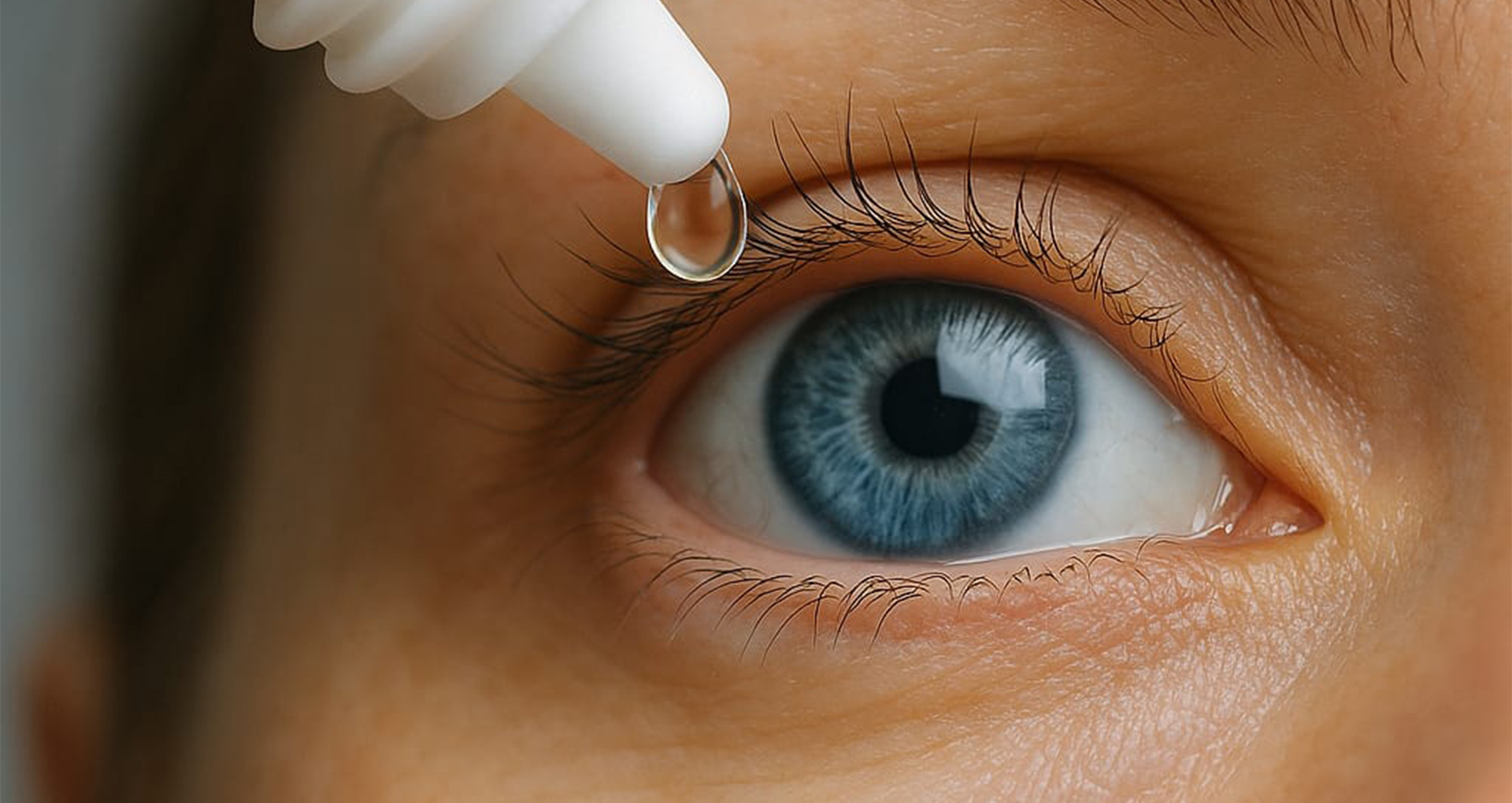 Befeuchtungstropfen ins Auge geben