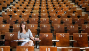 Studentin im Hörsaal