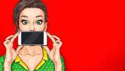 Comic überraschte Frau hält Smartphone vor dem Gesicht